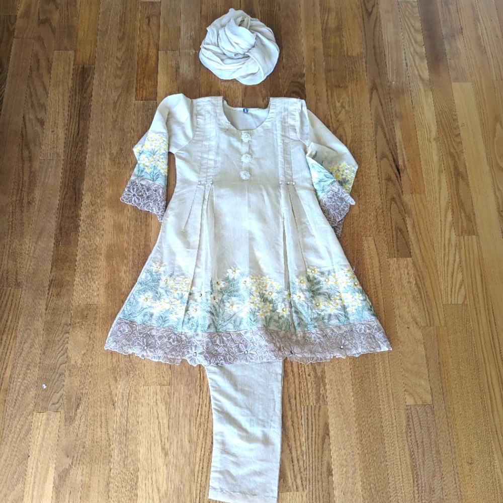 Women's kurta set with dupatta scarf